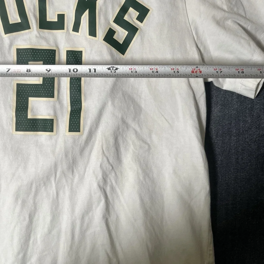 The Nike Tee NBA Bucks Shirt Holiday 21 Boys Medium White Cotton Crew Neck (READ